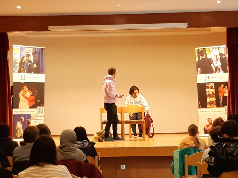 zwei Schauspieler auf der Bühne vor Publikum
