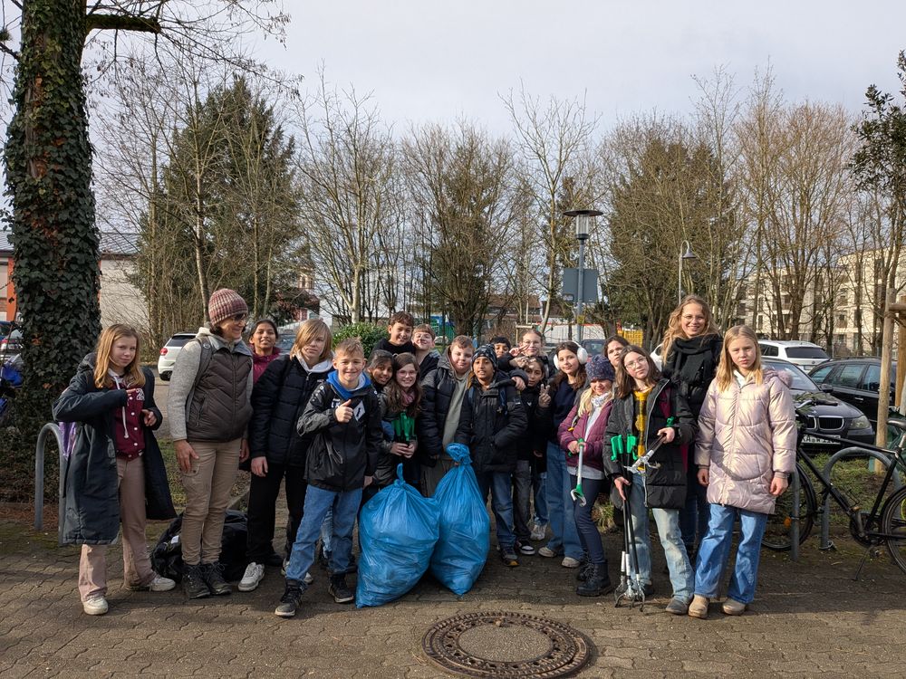 Schülerinnen und Schüler mit zwei Lehrerinnen - Gruppenfoto