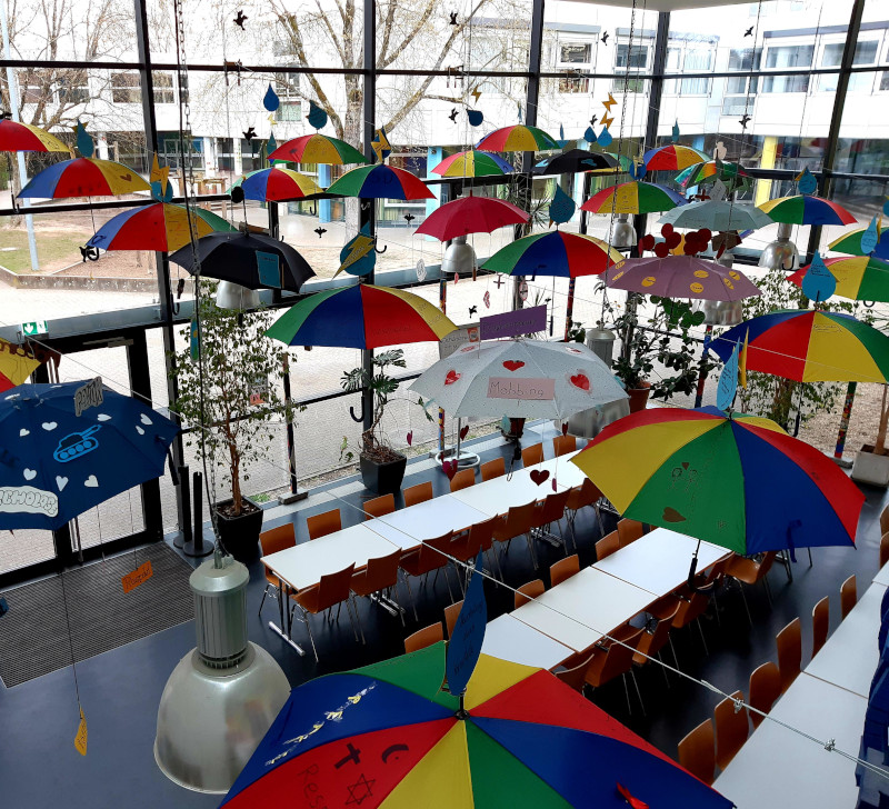Regenschirme, die an Leinen im Luftraum der Mensa hängen