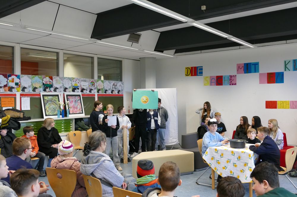 Lernende führen ein Schauspiel zum Thema Erich Kästner vor
