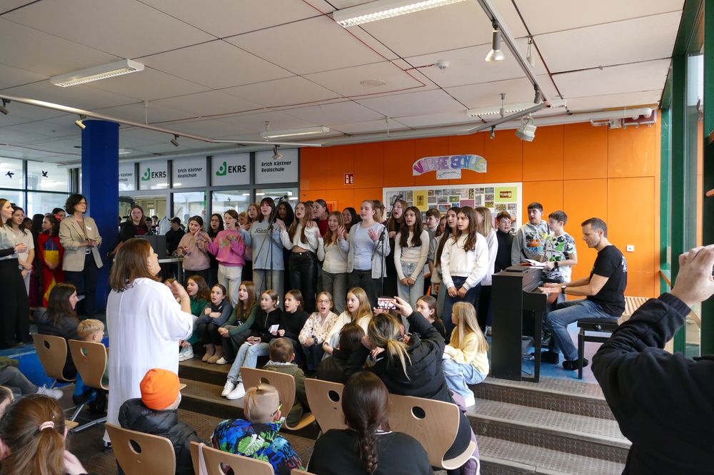 Der Chor singt im Aufenthaltsbereich ein Lied